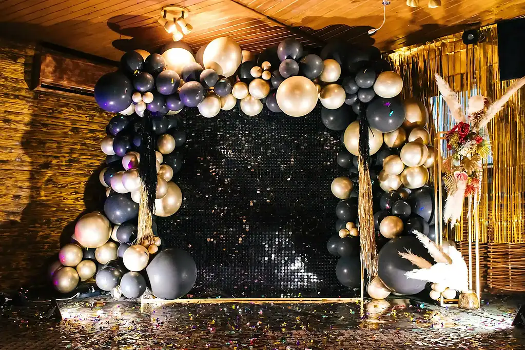 Элегантный баллоньер с шарами в черно-золотой тематике для вечерних мероприятий и фотосессий в ВЕ Art Resort в Подмосковье.