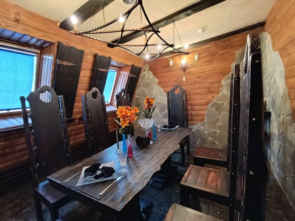 Ресторан в деревянном стиле VE Art Resort с привлекательной атмосферой для отдыха в Подмосковье.