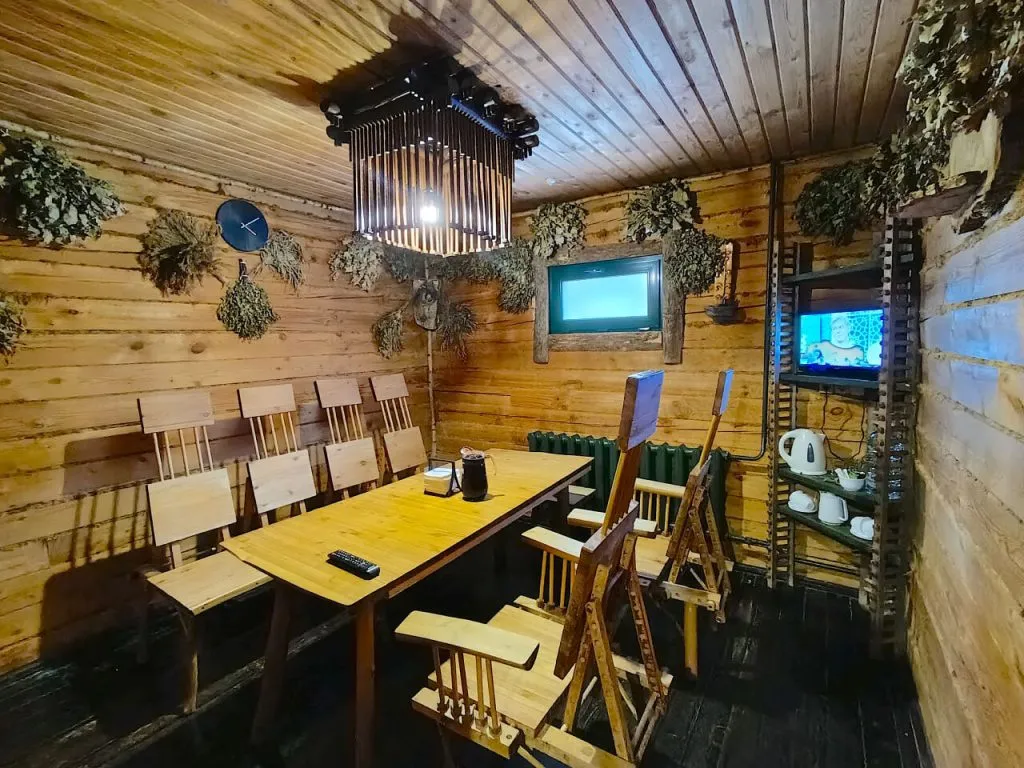 Роскошная деревянная обеденная комната в загородном отеле VE Art Resort, оформление из натурального дерева, уютная атмосфера и комфорт для отдыха и встречи с близкими.