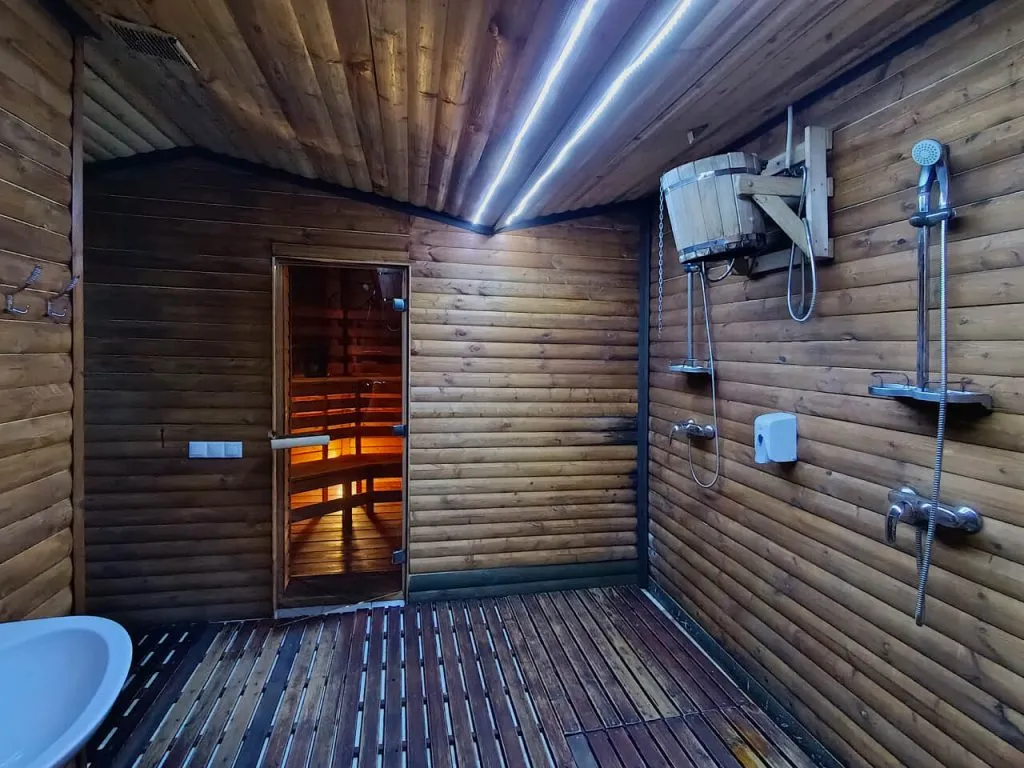 Sauna-v-parke-kottedzha.jpg.