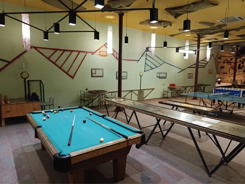 Уютная игровая зона с бильярдом, настольными играми и современным дизайном интерьера, идеально подходит для отдыха и развлечений в арт-отеле VE Art Resort Подмосковье.