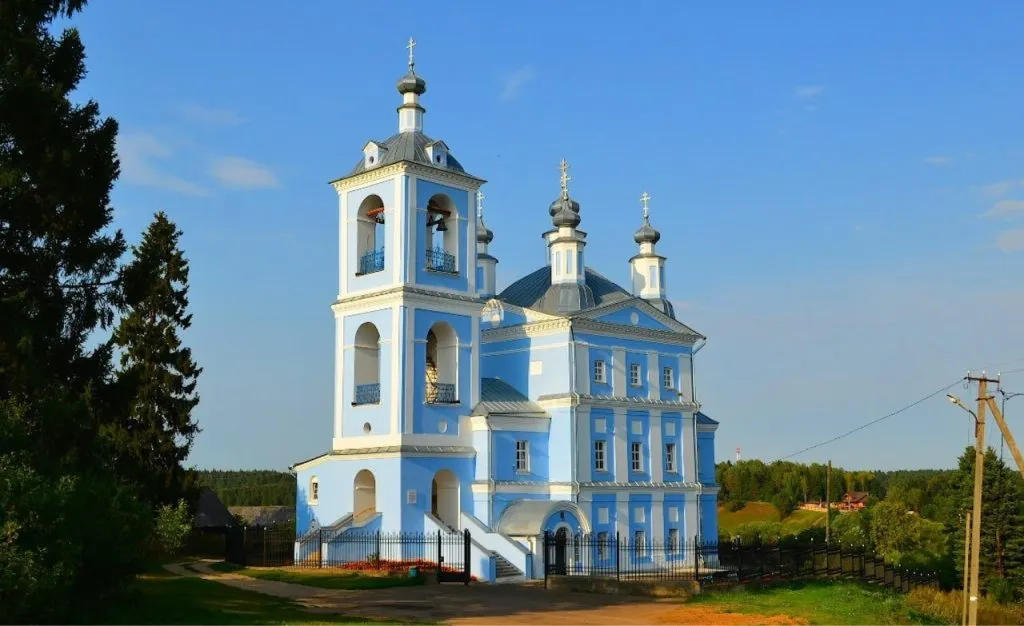 Уютная церковь в Подмосковье на фоне ясного неба, окруженная зеленью и сельской тишиной, идеально подходит для расслабляющего отдыха и духовных прогулок.