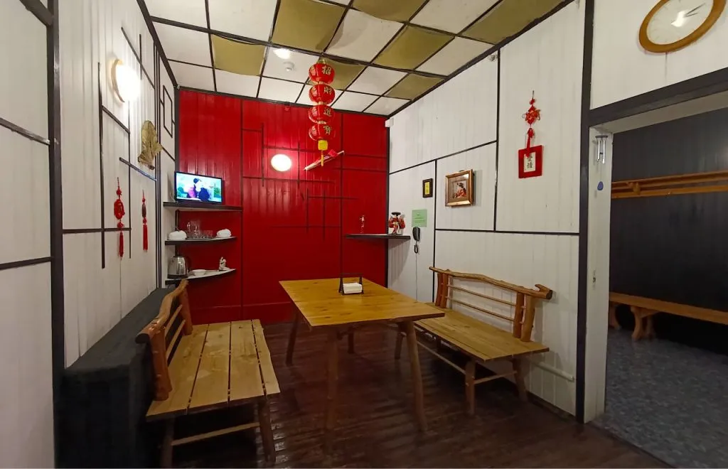 Маленькая чайная территория в VE Art Resort с деревянной мебелью и атмосферным декором в китайском стиле.