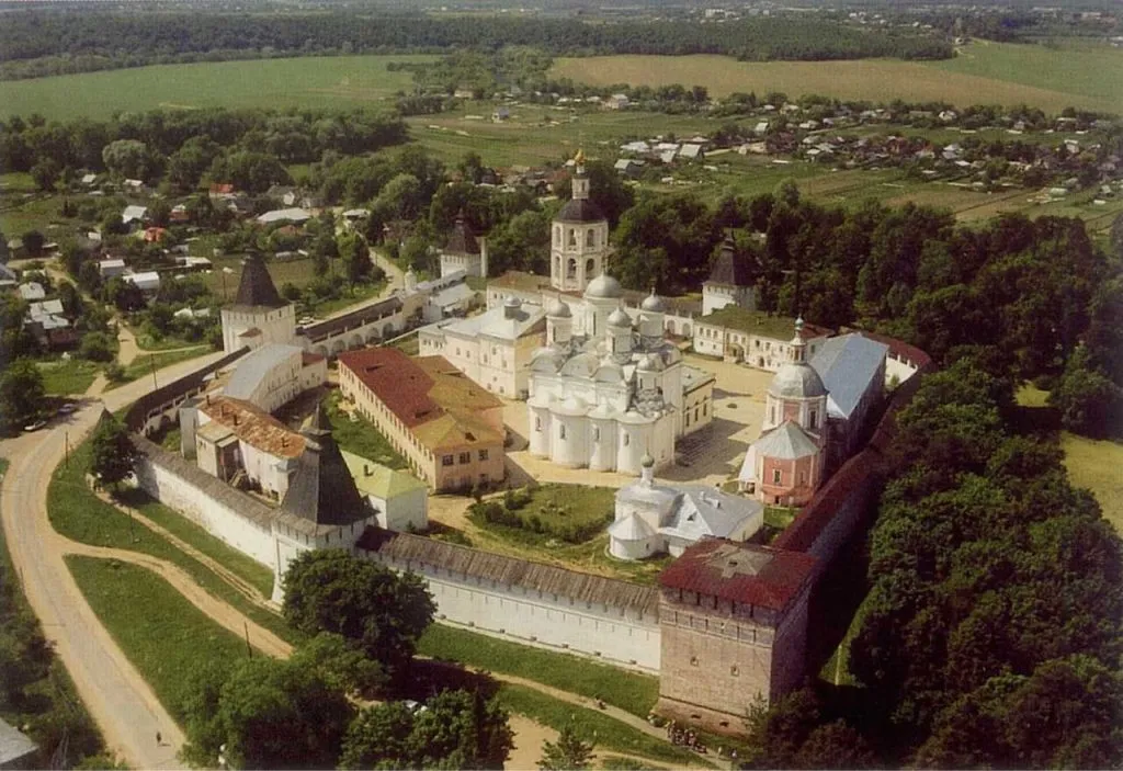 Замок в Подмосковье, историческая архитектура, окружение зелени, туристическая достопримечательность, живописный пейзаж, ВЕ Art Resort.