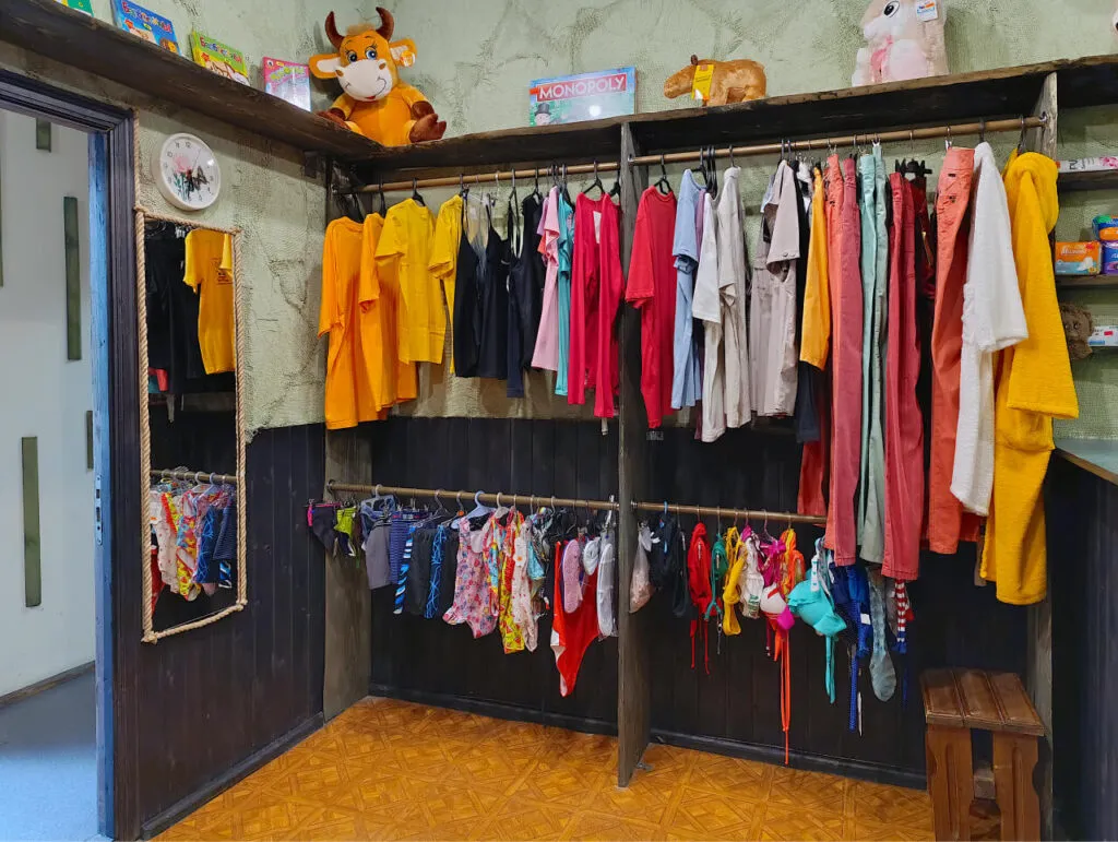 рюкозаготовка, одежда в гардеробе, яркие детские вещи, активный отдых, детский гардероб, детские аксессуары, уютное пространство, детская мода, домашний стиль, удобная одежда для детей.