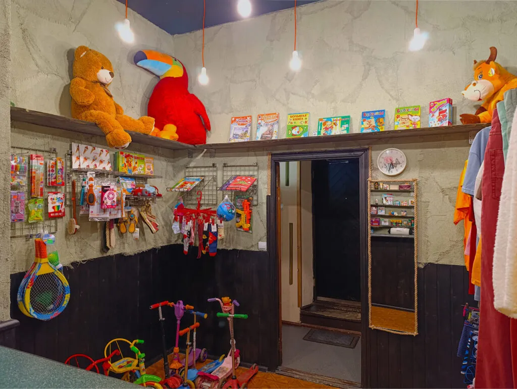 Развлекательная зона с мягкими игрушками, книгами и игрушками для детей в VE Art Resort, Подмосковье. Идеальное место для семейного отдыха и развлечений детей.