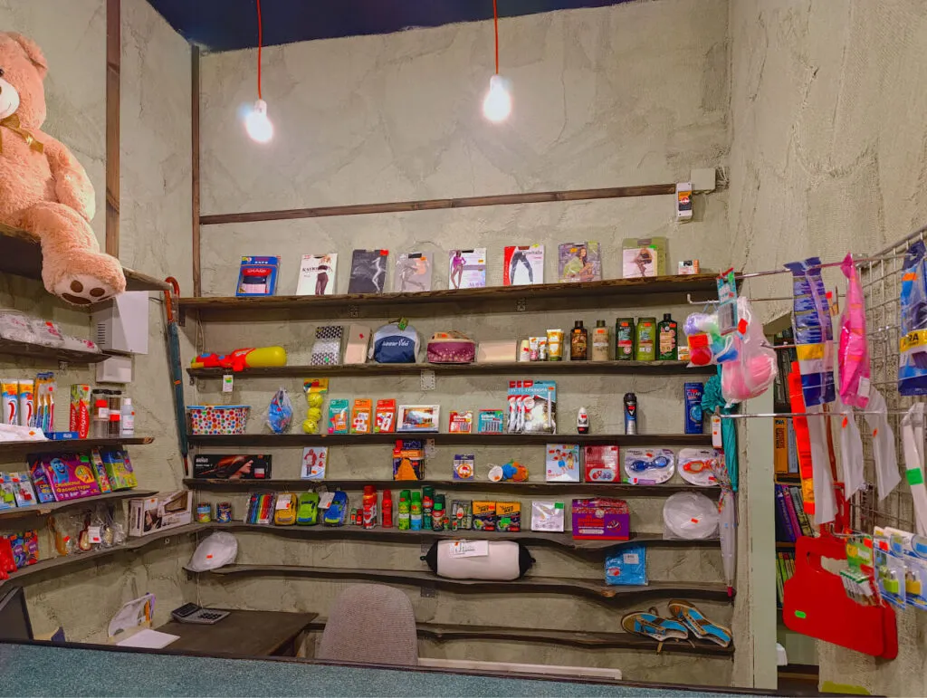 Ассортимент игрушек и детских товаров на полках в мини-игровом магазине Арт отеля Ве Art Resort, расположенного в Подмосковье.
