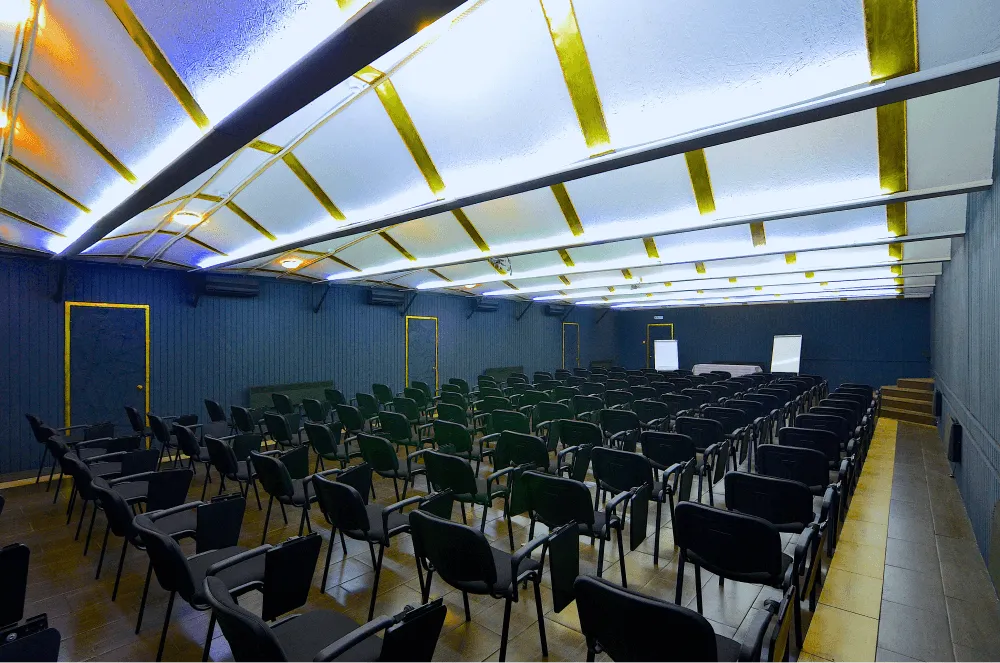 Современная конференц-зала в VE Art Resort с комфортными креслами и стильным дизайном для проведения мероприятий и бизнес-встреч.