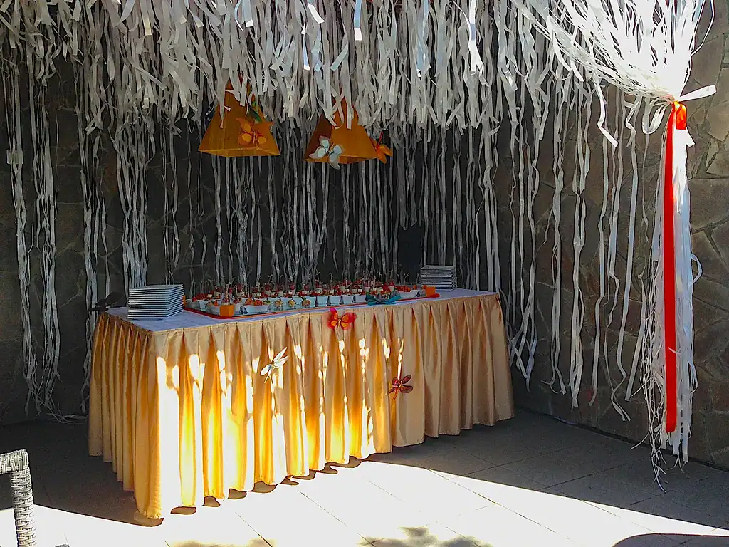 Украшенный праздничный стол и декор для мероприятия в арт-отеле VE Art Resort, создающий уютную атмосферу для отдыха и торжества в Подмосковье.