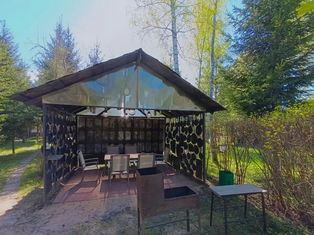 Заглушка для летней беседки на природе с деревьями и зеленью вокруг, уютное место для отдыха и приятных посиделок на свежем воздухе.