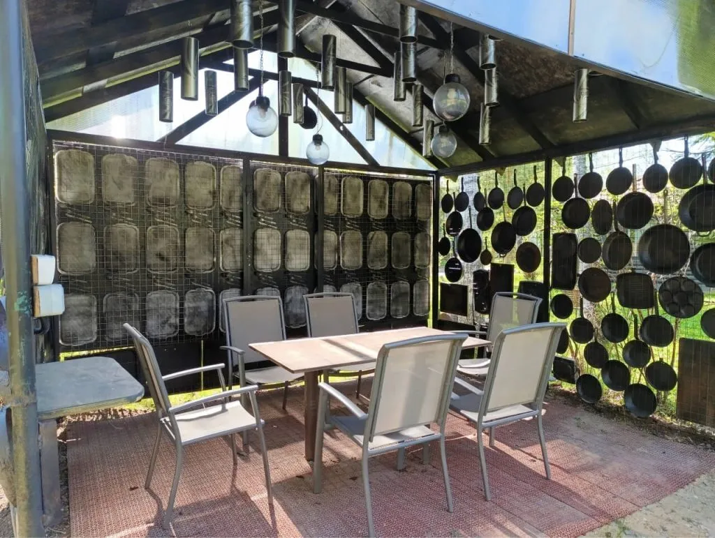 Уютная зона отдыха с современным дизайн-элементами и удобной мебелью в арт-отеле VE Art Resort в Подмосковье. Отличное место для приятного времяпрепровождения на свежем воздухе.