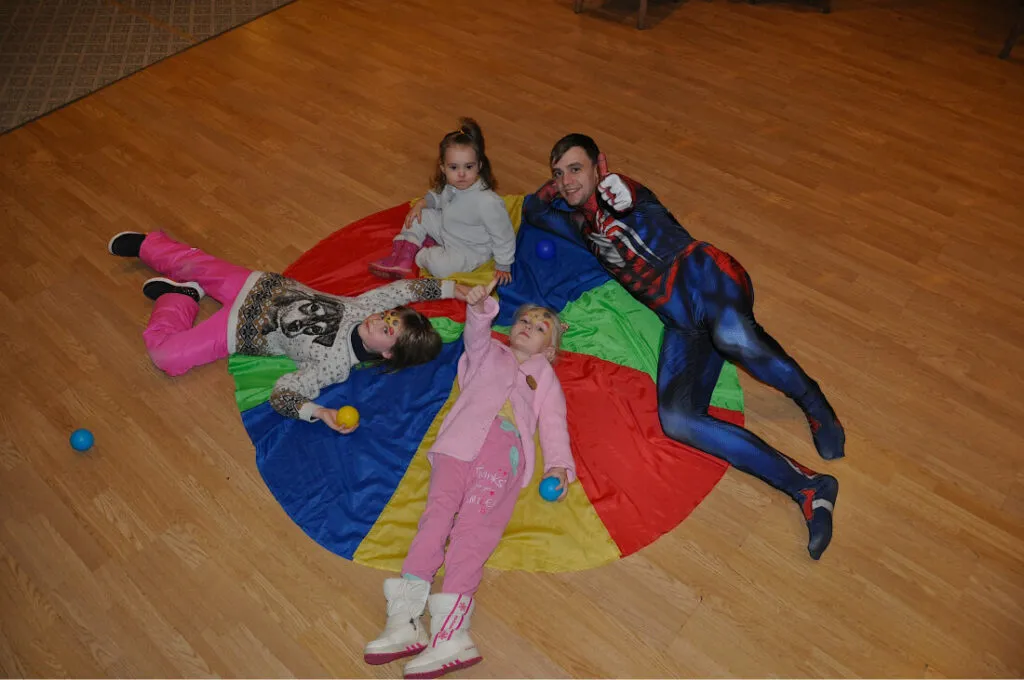 Красочный цирковой ковер на полу с детьми и клоуном на сцене в VE Art Resort. Отличный семейный отдых и развлечение для детей в Подмосковье, арендованный для развлечений и праздников.