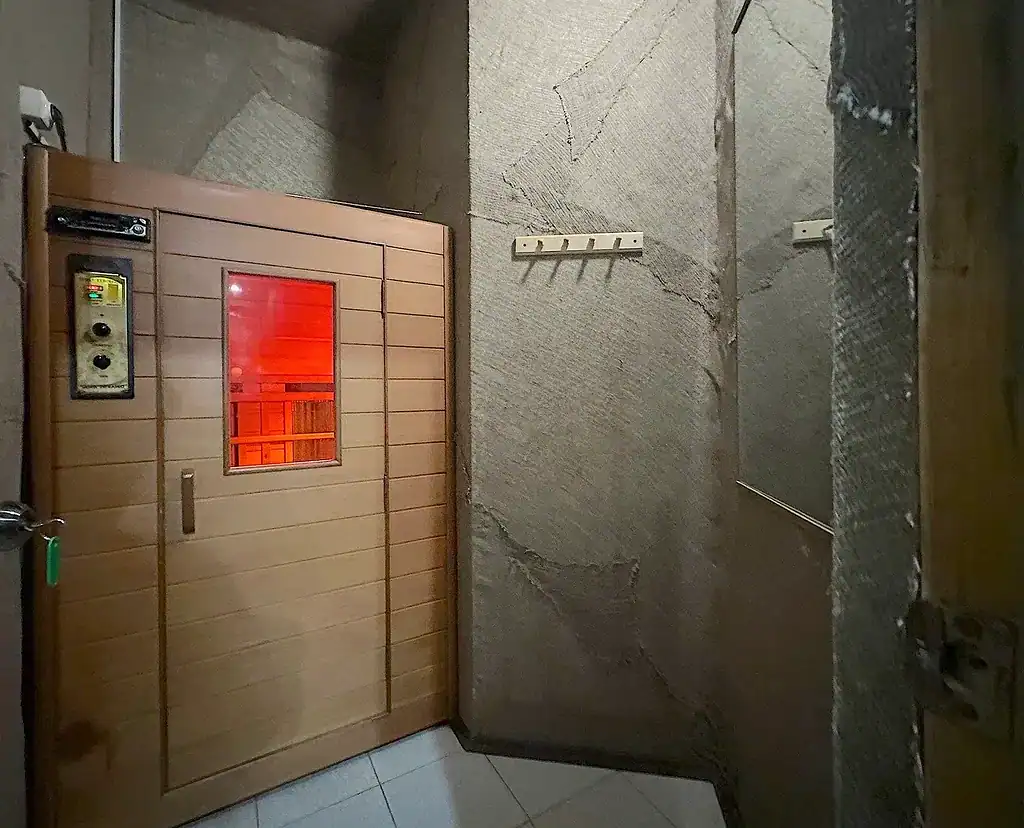 Паровая кабина для сауны в помещении, деревянный дизайн, уют и комфорт, современное оборудование для релаксации и здоровья на территории отеля VE Art Resort.