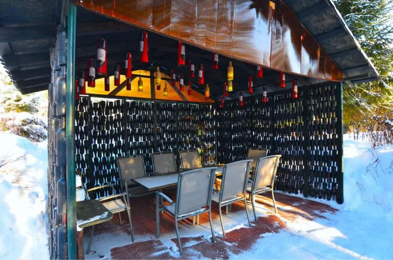 Барбекю-зона на открытом воздухе зимой в VE Art Resort, Подмосковье, уютное место для отдыха с акцентом на комфорт и природу.