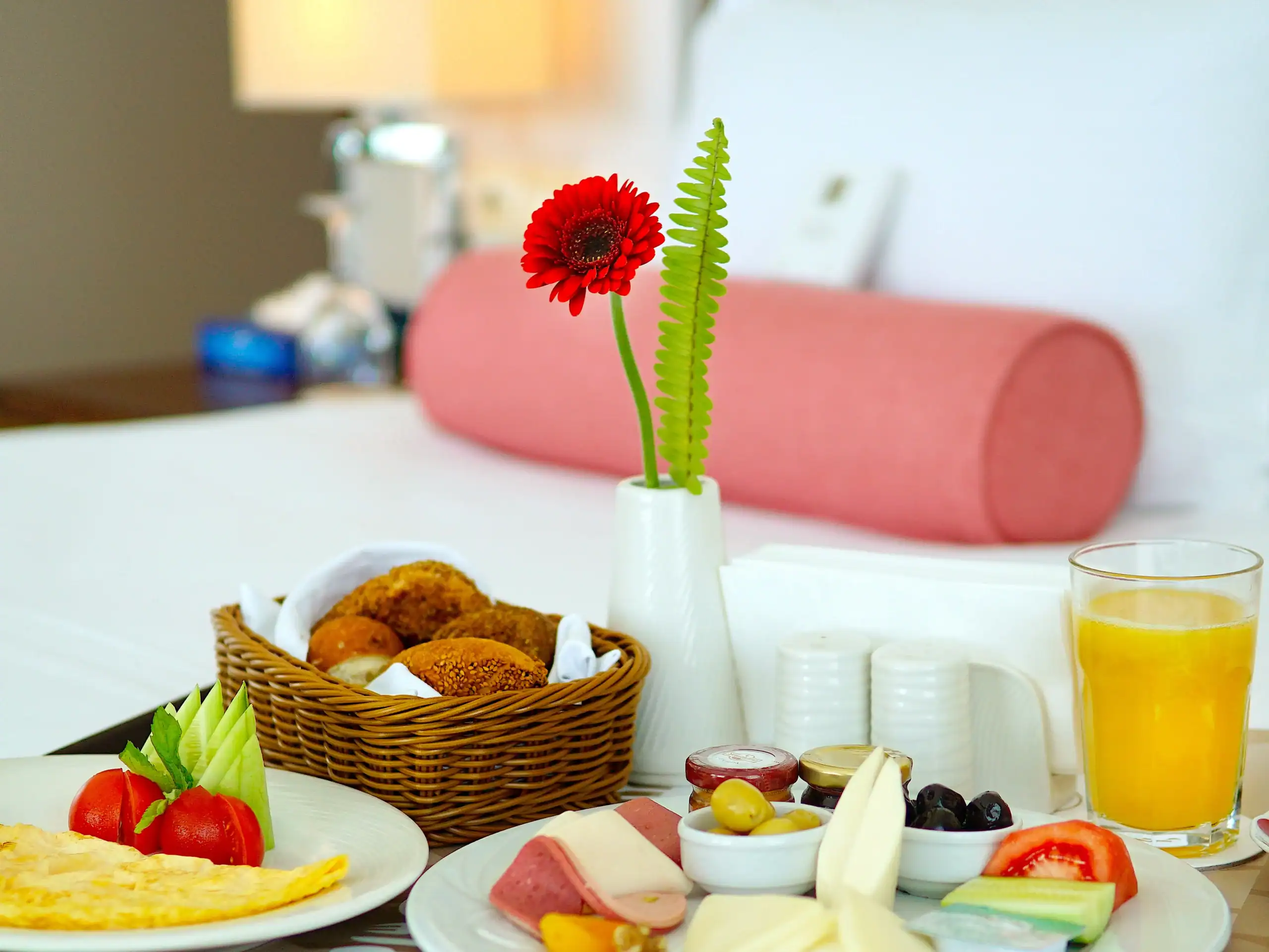 Свежий завтрак в отеле VE Art Resort в Подмосковье, сервированный с фруктами, овощами, выпечкой и напитками. Отличный отдых для тех, кто ценит комфорт и качественное питание.