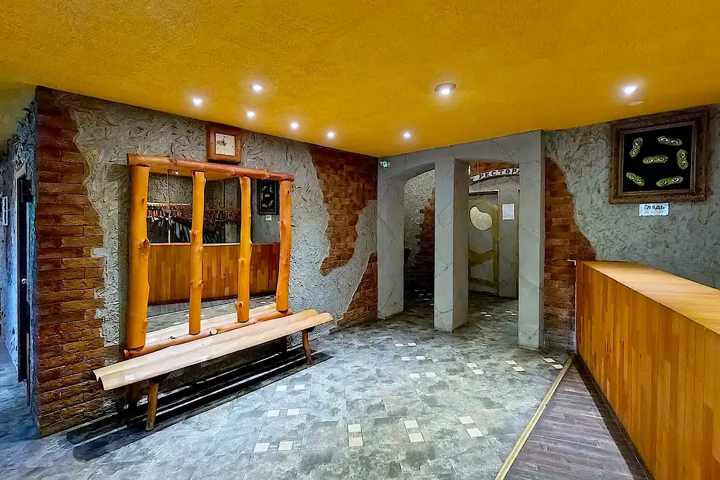 Уютный интерьер с природными элементами, деревянной мебелью и атмосферой спокойствия в арт-отеле VE Art Resort, Подмосковье. Отличное место для отдыха в окружении природы и комфорта. Старые стены и современные светильники создают уютную атмосферу.