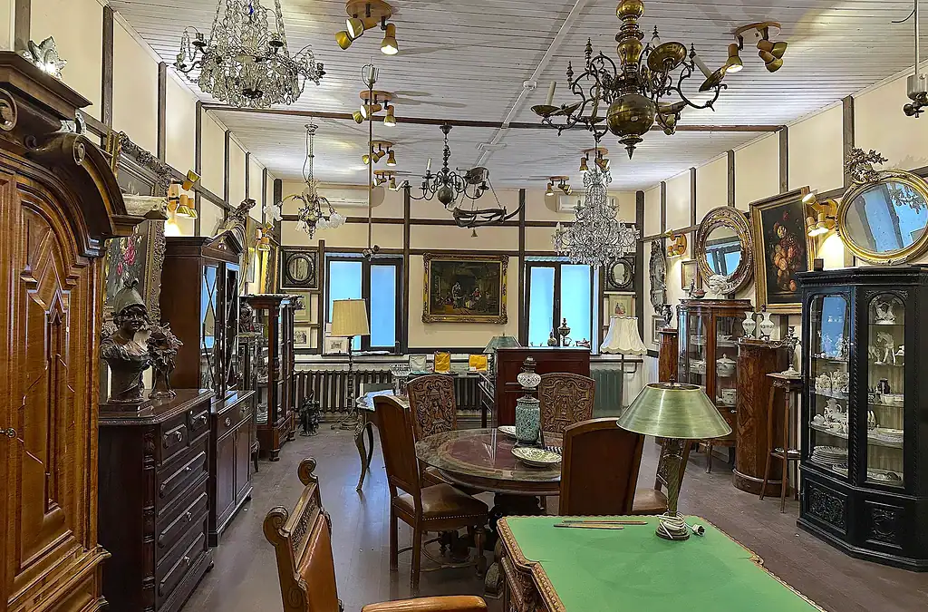 Роскошный интерьер антикварного арт-отеля в Подмосковье с классической мебелью, chandelier и декоративными элементами в стиле ретро. Идеальное место для отдыха и вдохновения.