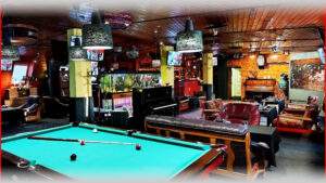 Ресторан и бар с бильярдным столом в уютной обстановке арт-отеля VE Art Resort. Стильный интерьер, комфортная атмосфера для отдыха и развлечений в Подмосковье.