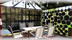 Уютная зона отдыха в ВЕ Art Resort, созданная для комфортных встреч на свежем воздухе, с современным дизайном и стильным интерьером.