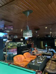 уютная обеденная зона в арт-отеле в Подмосковье с уютными креслами и столами, теплым освещением и декоративными элементами, создающими атмосферу уюта и отдыха.